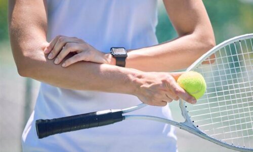 Łokieć tenisisty – objawy, przyczyny, leczenie