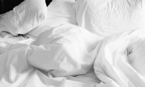 Jak estetycznie zaaranżować swoje łóżko?