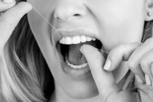 Nitkowanie zębów – dlaczego warto?