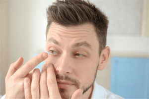 Soczewki kontaktowe a alergia oczu – jak minimalizować reakcje alergiczne
