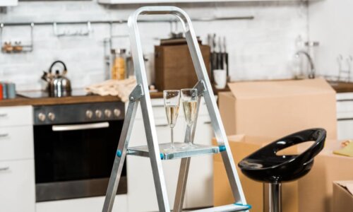 Porównanie drabin aluminiowych i drewnianych – która opcja jest lepsza do Twojego domu?